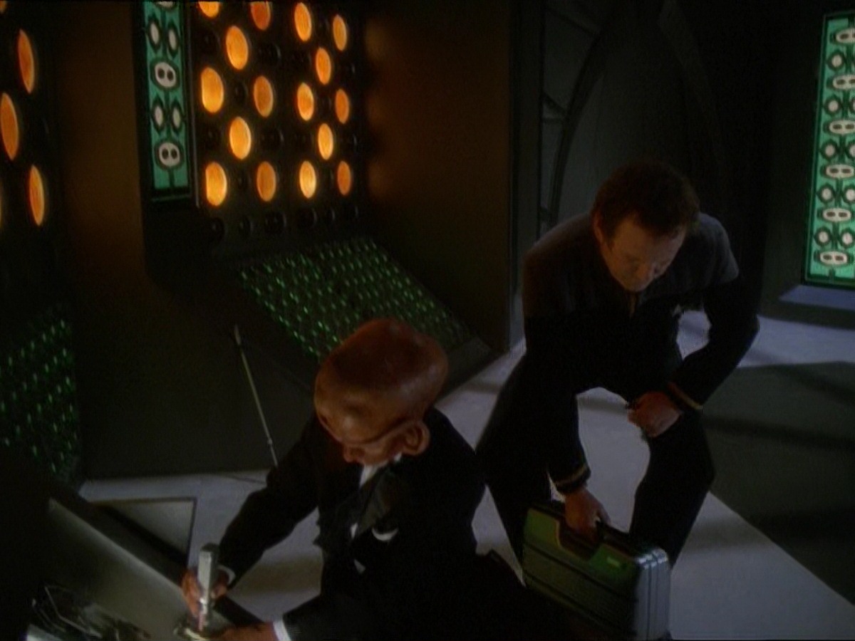 extant_StarTrek_DS9_7x10-ItsOnlyAPaperMoon_3161.jpg