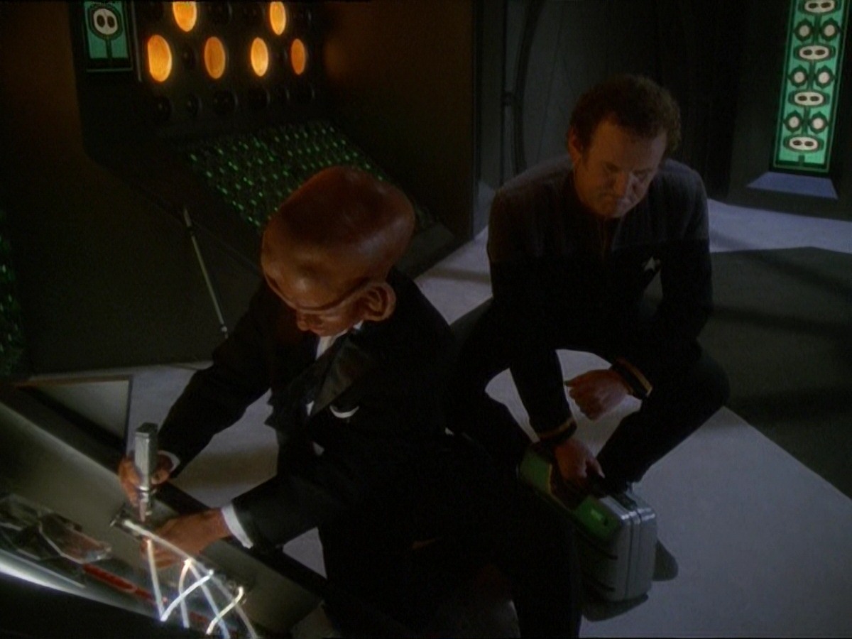 extant_StarTrek_DS9_7x10-ItsOnlyAPaperMoon_3162.jpg