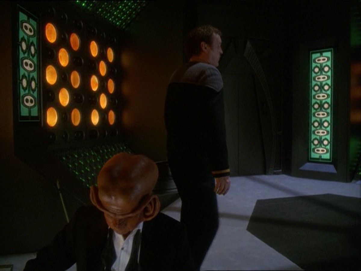 extant_StarTrek_DS9_7x10-ItsOnlyAPaperMoon_3212.jpg