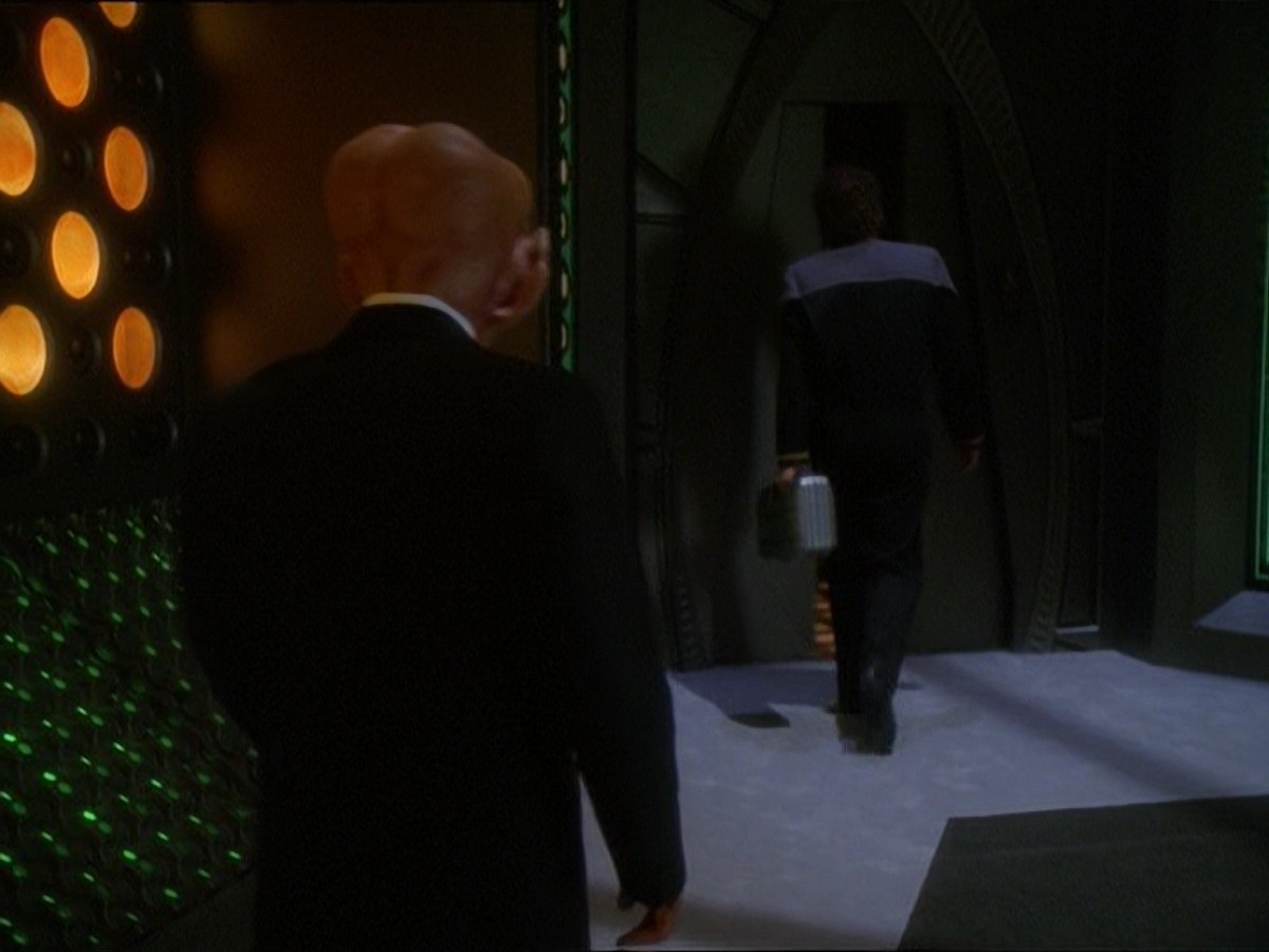 extant_StarTrek_DS9_7x10-ItsOnlyAPaperMoon_3220.jpg