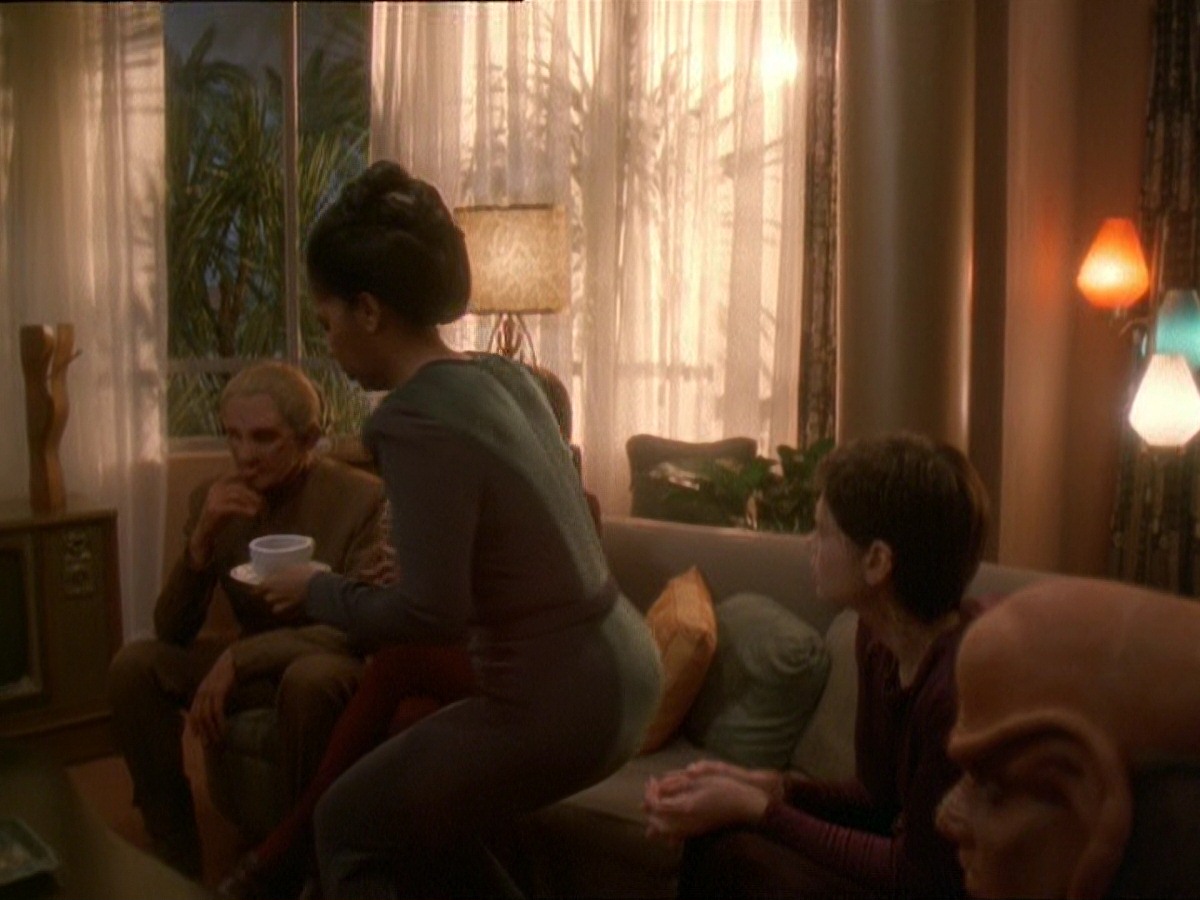 extant_StarTrek_DS9_7x15-Badda-BingBadda-Bang_1930.jpg