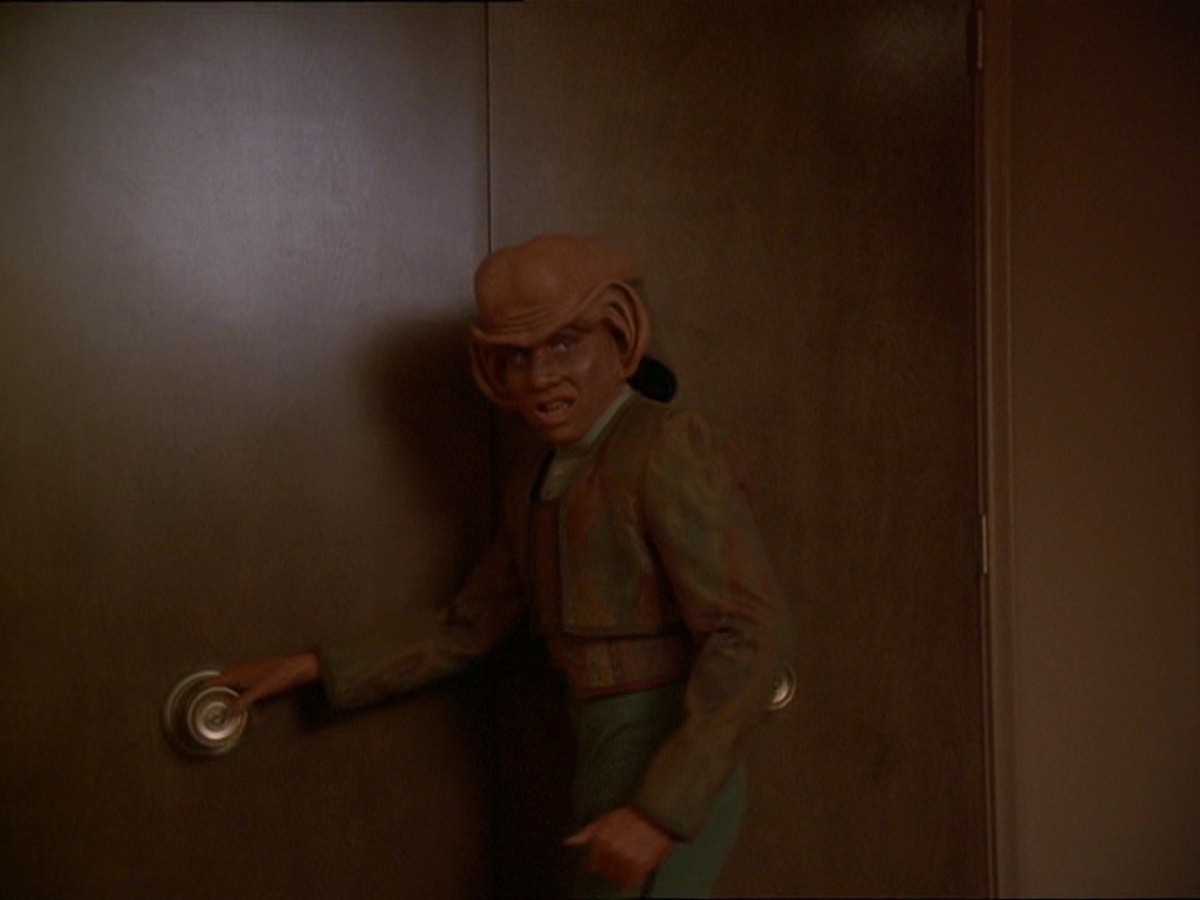 extant_StarTrek_DS9_7x15-Badda-BingBadda-Bang_1943.jpg
