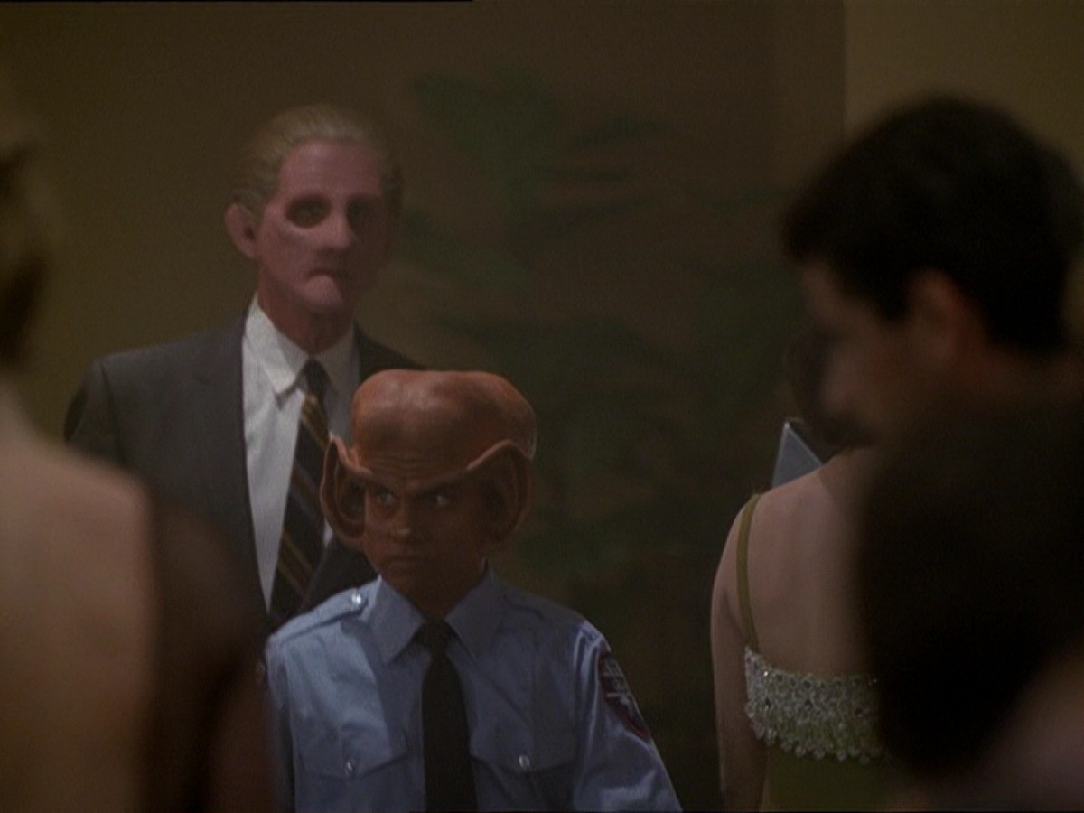 extant_StarTrek_DS9_7x15-Badda-BingBadda-Bang_2230.jpg