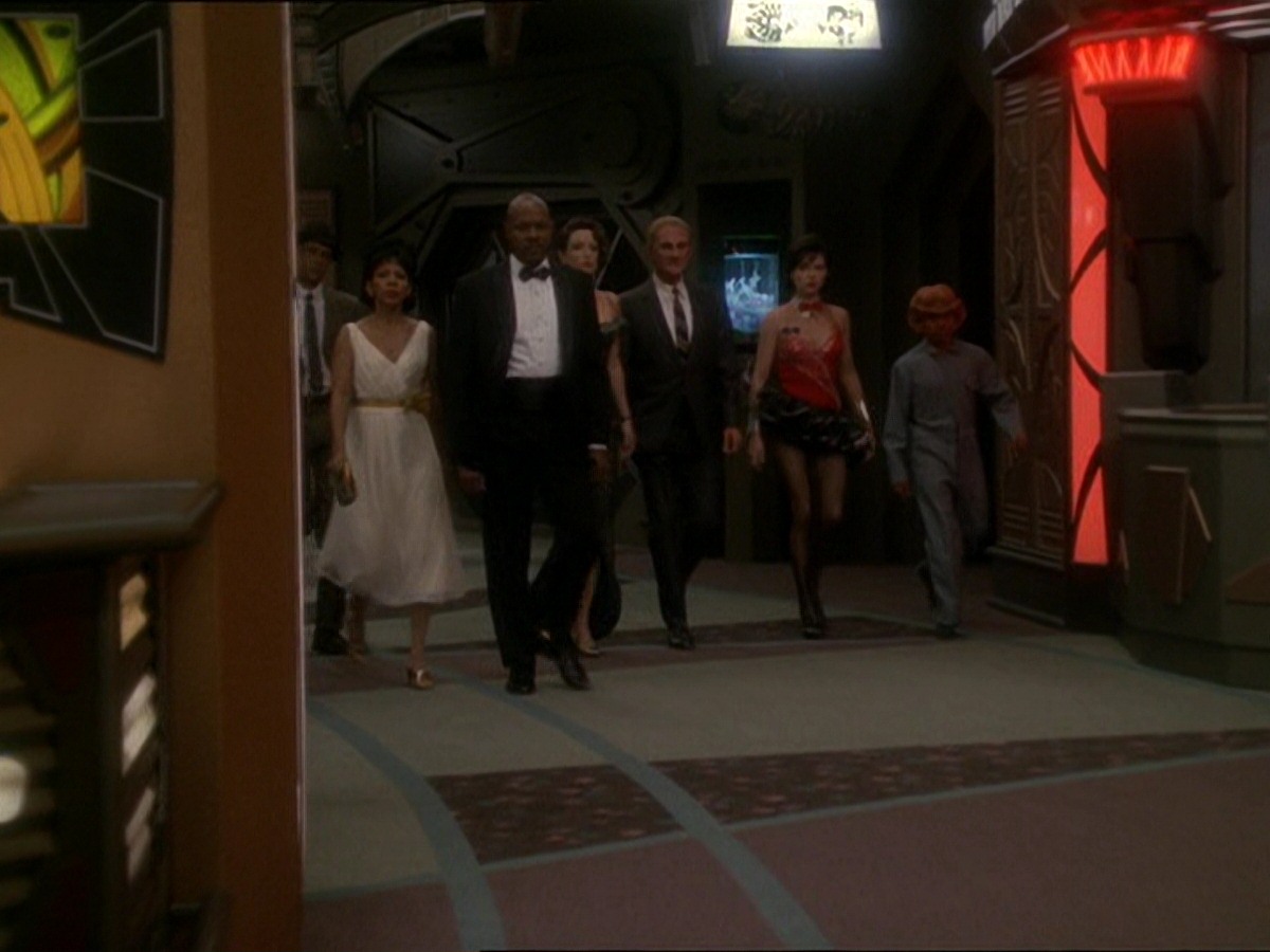 extant_StarTrek_DS9_7x15-Badda-BingBadda-Bang_2377.jpg