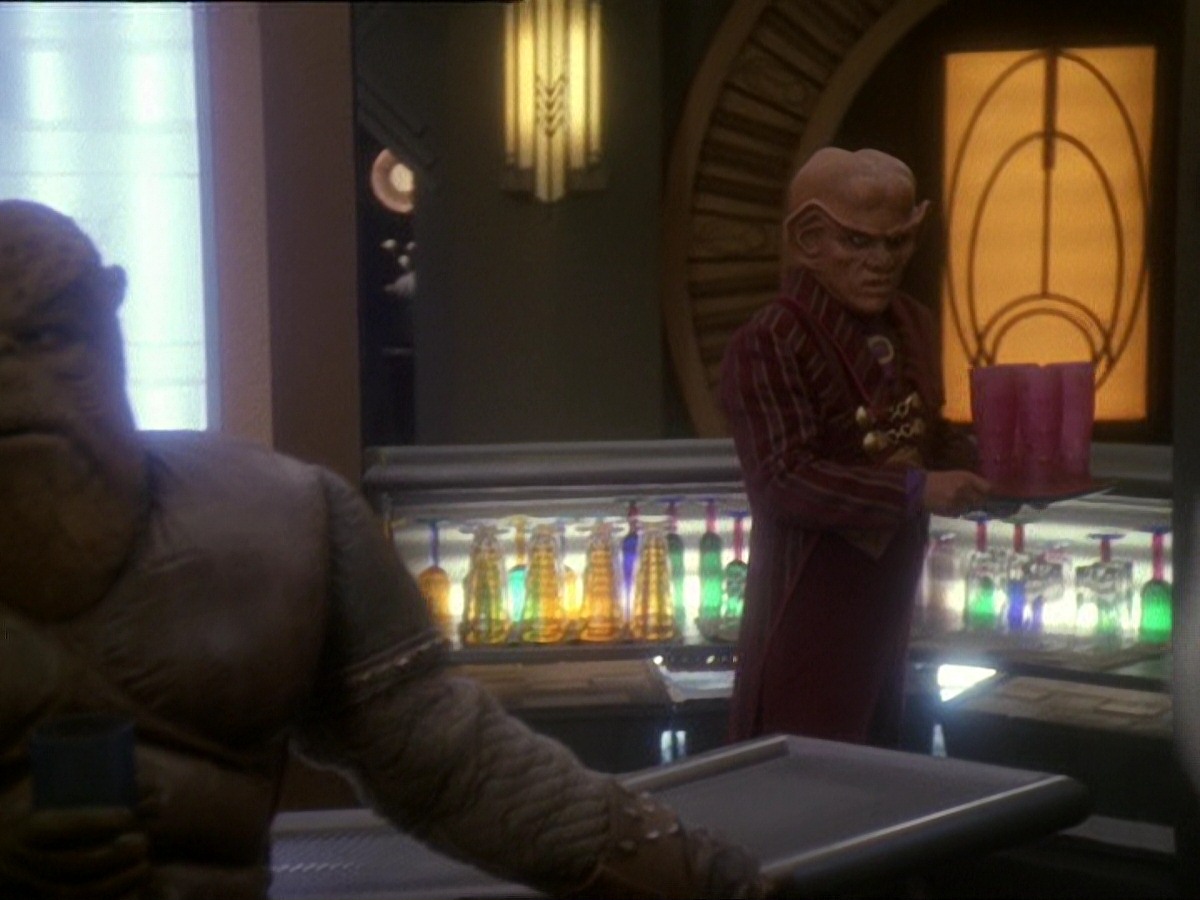 extant_StarTrek_DS9_7x15-Badda-BingBadda-Bang_2396.jpg
