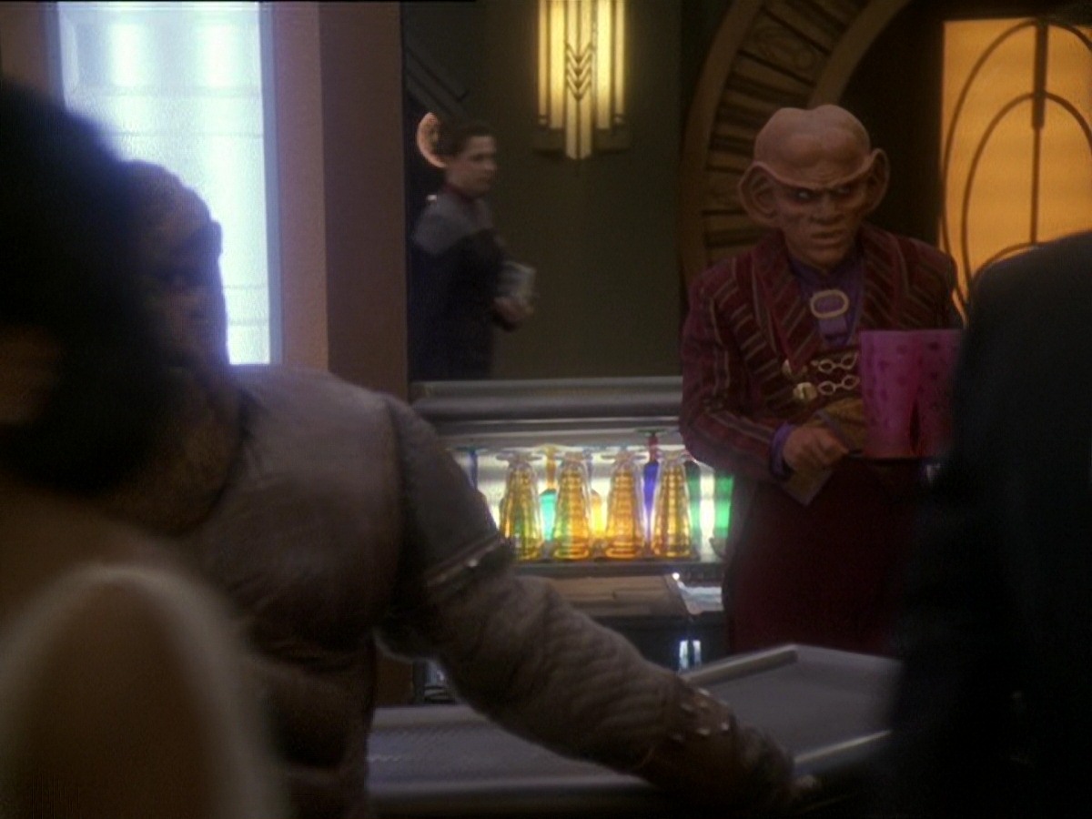 extant_StarTrek_DS9_7x15-Badda-BingBadda-Bang_2397.jpg