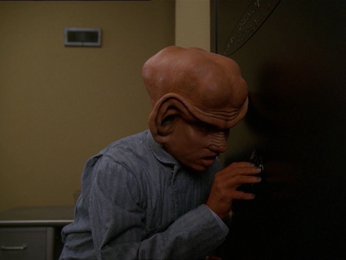 extant_StarTrek_DS9_7x15-Badda-BingBadda-Bang_2790.jpg
