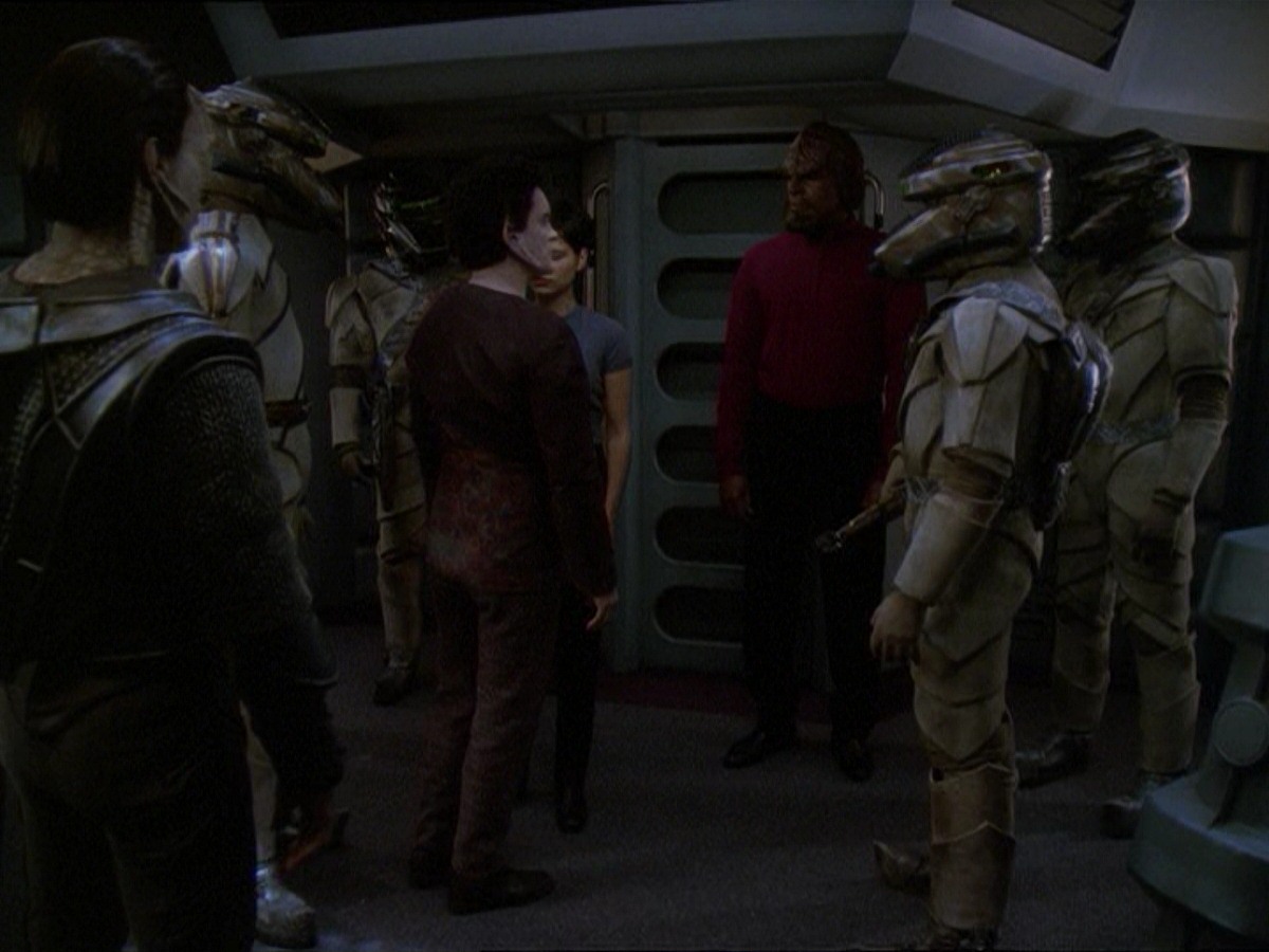 extant_StarTrek_DS9_7x19-StrangeBedfellows_0063.jpg