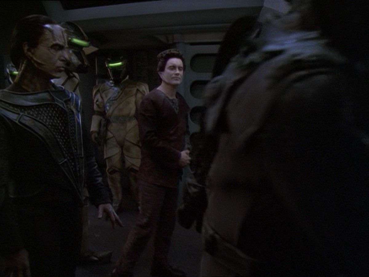 extant_StarTrek_DS9_7x19-StrangeBedfellows_0096.jpg