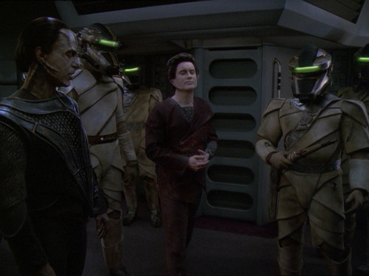extant_StarTrek_DS9_7x19-StrangeBedfellows_0098.jpg