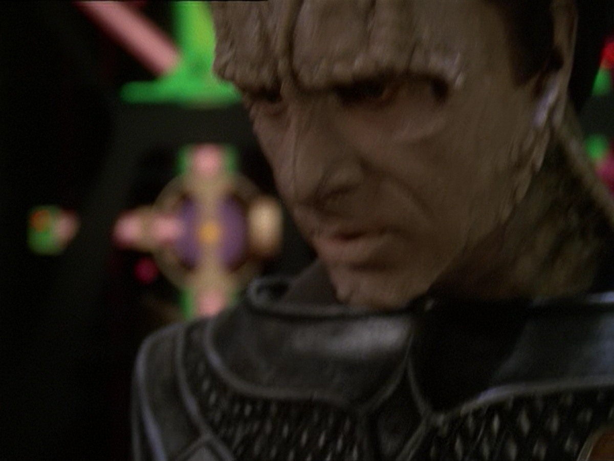 extant_StarTrek_DS9_7x19-StrangeBedfellows_0385.jpg