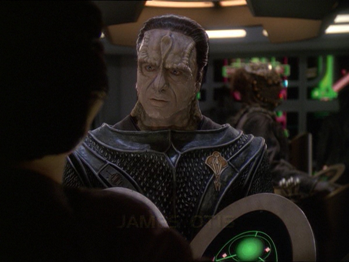 extant_StarTrek_DS9_7x19-StrangeBedfellows_0421.jpg
