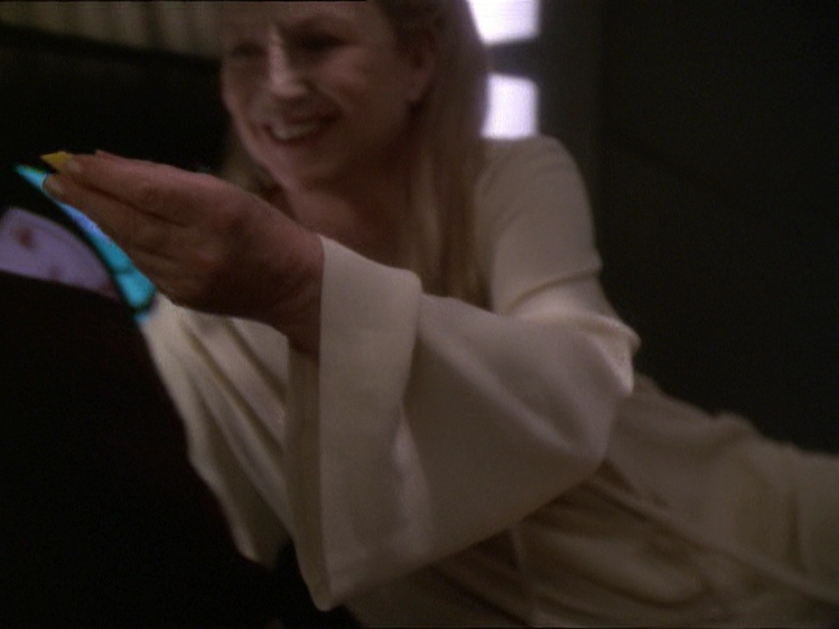 extant_StarTrek_DS9_7x19-StrangeBedfellows_0719.jpg