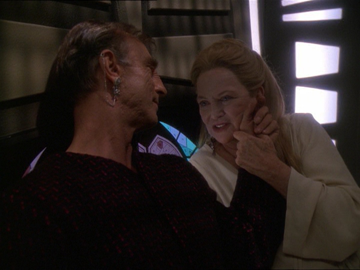 extant_StarTrek_DS9_7x19-StrangeBedfellows_0761.jpg