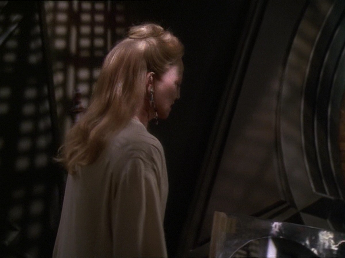extant_StarTrek_DS9_7x19-StrangeBedfellows_0803.jpg