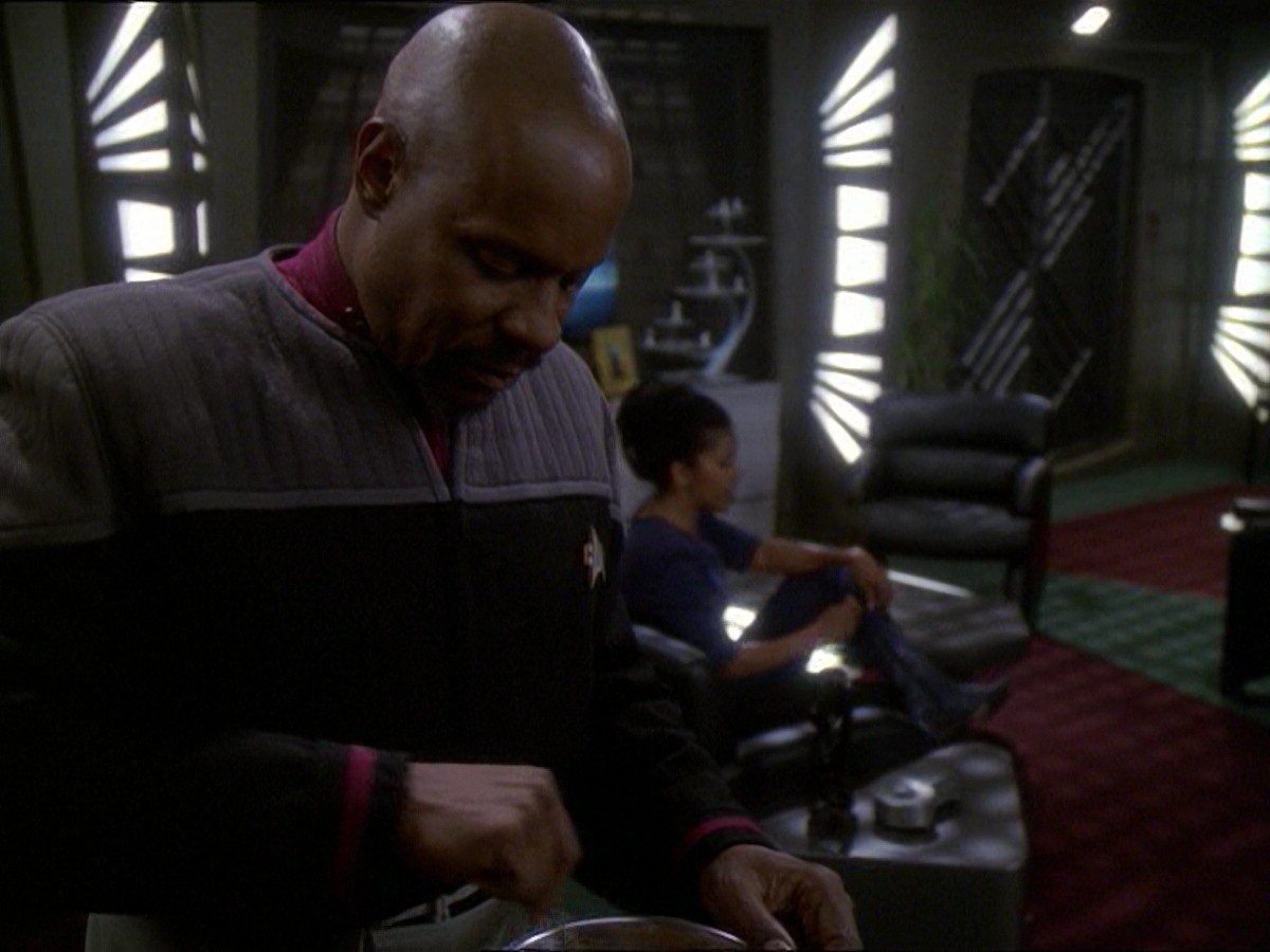 extant_StarTrek_DS9_7x19-StrangeBedfellows_0975.jpg