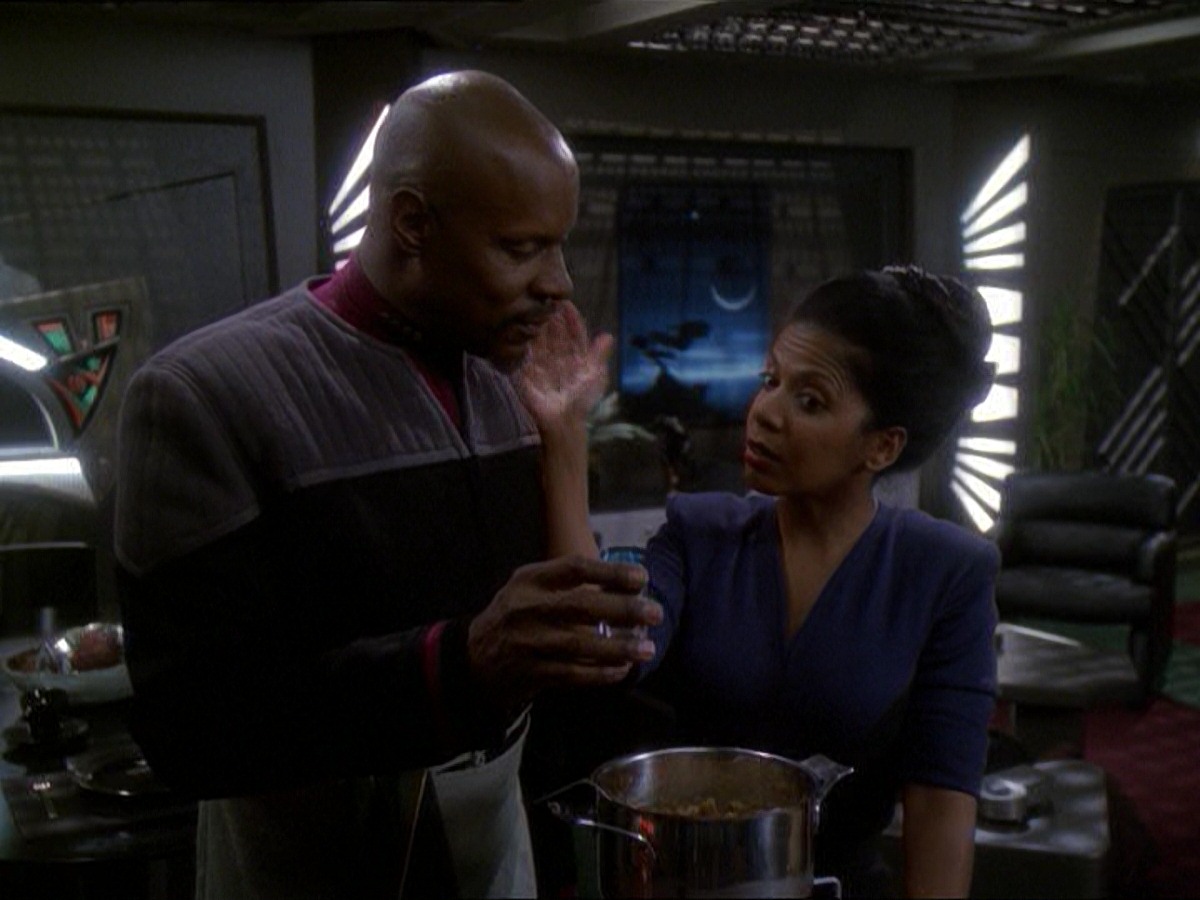 extant_StarTrek_DS9_7x19-StrangeBedfellows_1056.jpg