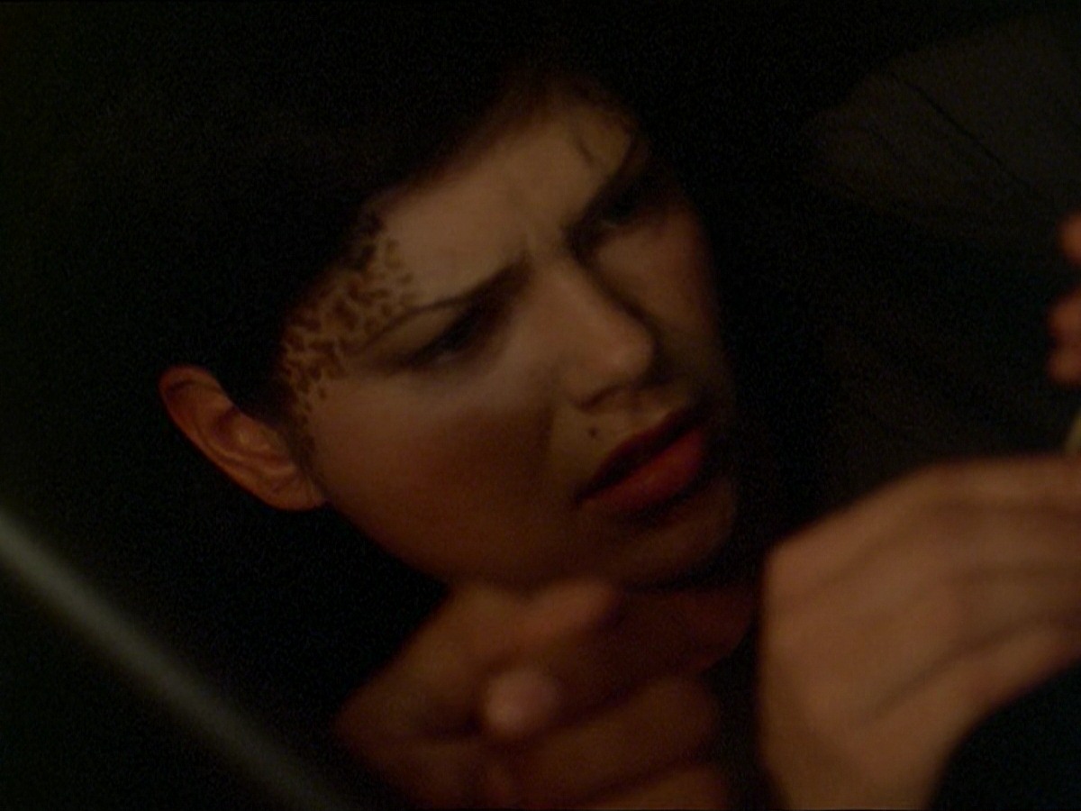 extant_StarTrek_DS9_7x19-StrangeBedfellows_1104.jpg