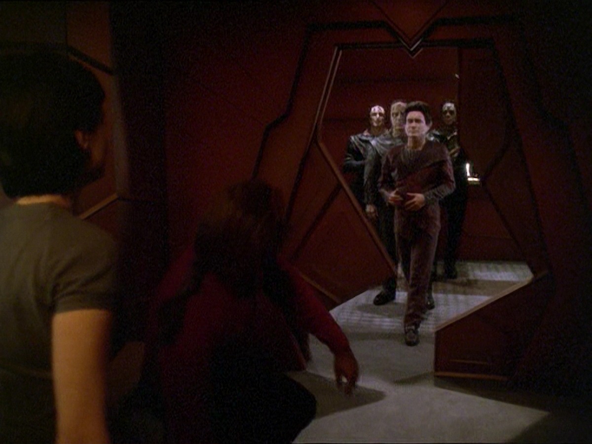 extant_StarTrek_DS9_7x19-StrangeBedfellows_1202.jpg
