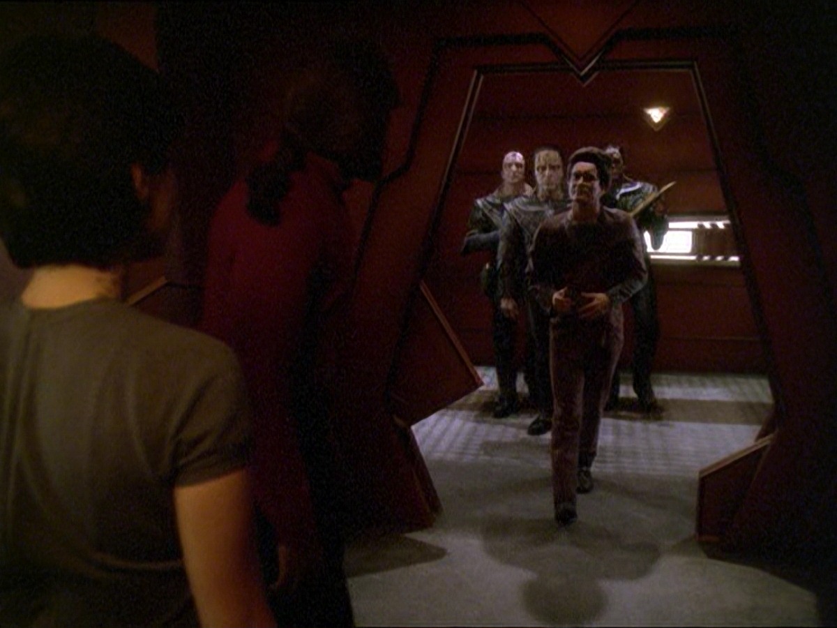 extant_StarTrek_DS9_7x19-StrangeBedfellows_1203.jpg