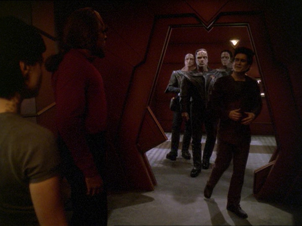 extant_StarTrek_DS9_7x19-StrangeBedfellows_1205.jpg