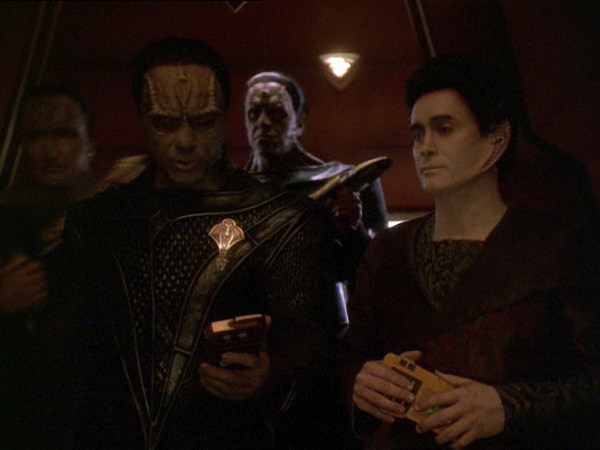 extant_StarTrek_DS9_7x19-StrangeBedfellows_1264.jpg