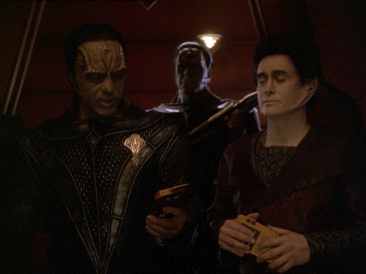 extant_StarTrek_DS9_7x19-StrangeBedfellows_1267.jpg