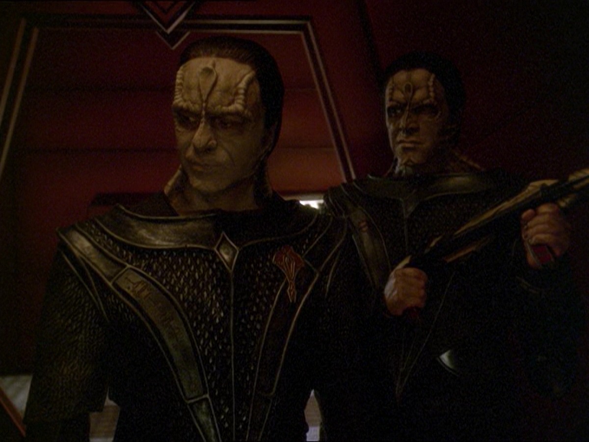 extant_StarTrek_DS9_7x19-StrangeBedfellows_1382.jpg