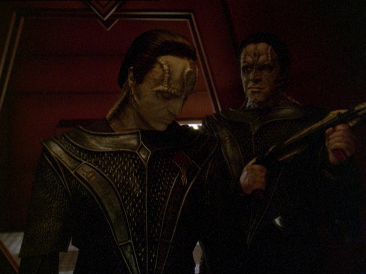 extant_StarTrek_DS9_7x19-StrangeBedfellows_1386.jpg