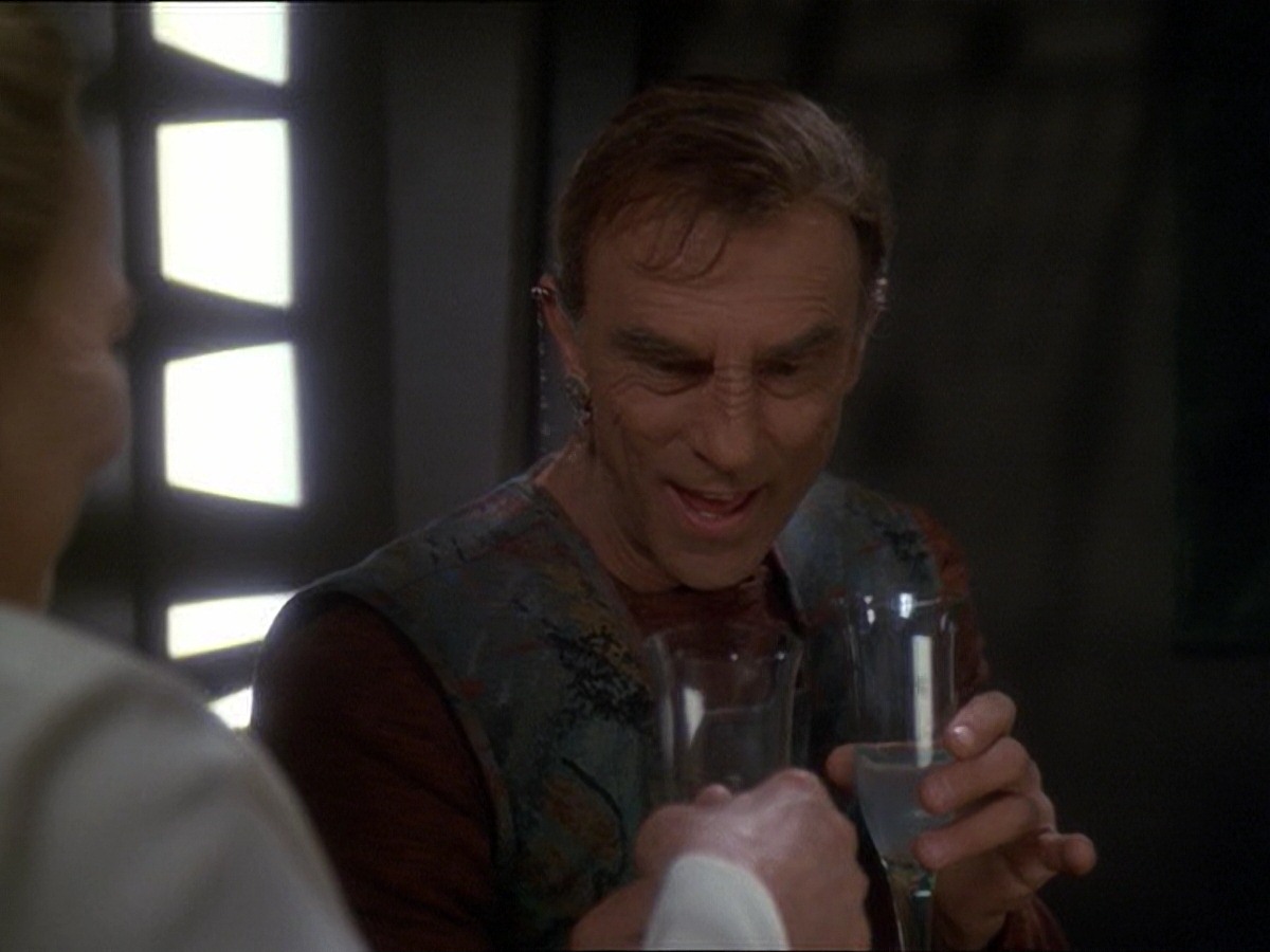 extant_StarTrek_DS9_7x19-StrangeBedfellows_1417.jpg