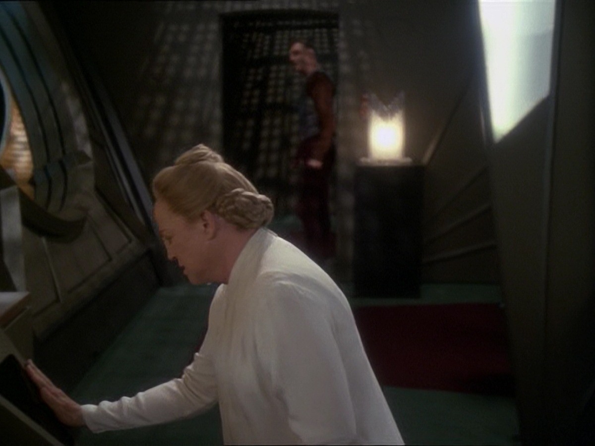 extant_StarTrek_DS9_7x19-StrangeBedfellows_1641.jpg