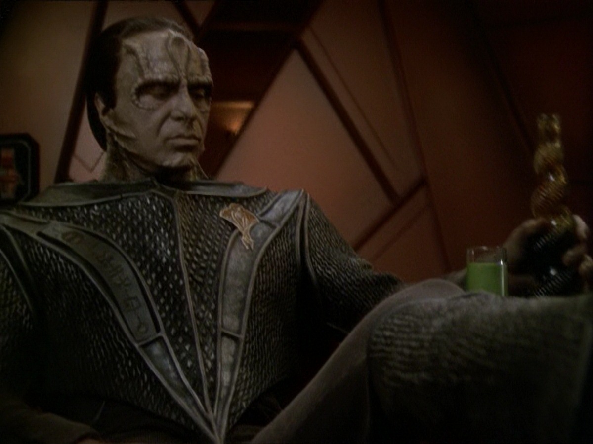 extant_StarTrek_DS9_7x19-StrangeBedfellows_1674.jpg