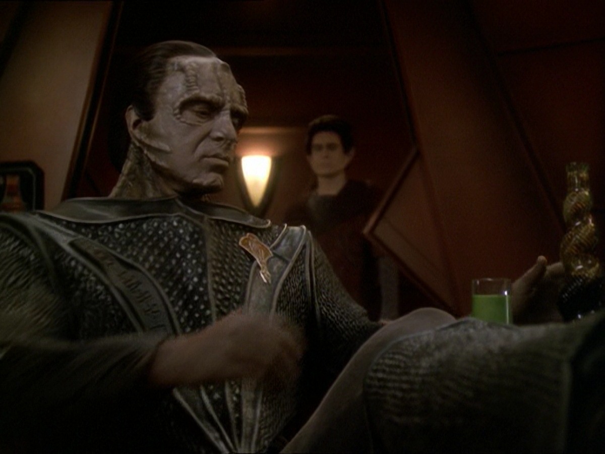 extant_StarTrek_DS9_7x19-StrangeBedfellows_1675.jpg