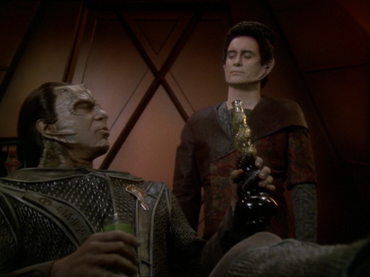 extant_StarTrek_DS9_7x19-StrangeBedfellows_1699.jpg