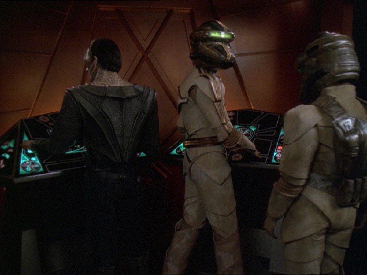 extant_StarTrek_DS9_7x19-StrangeBedfellows_1757.jpg