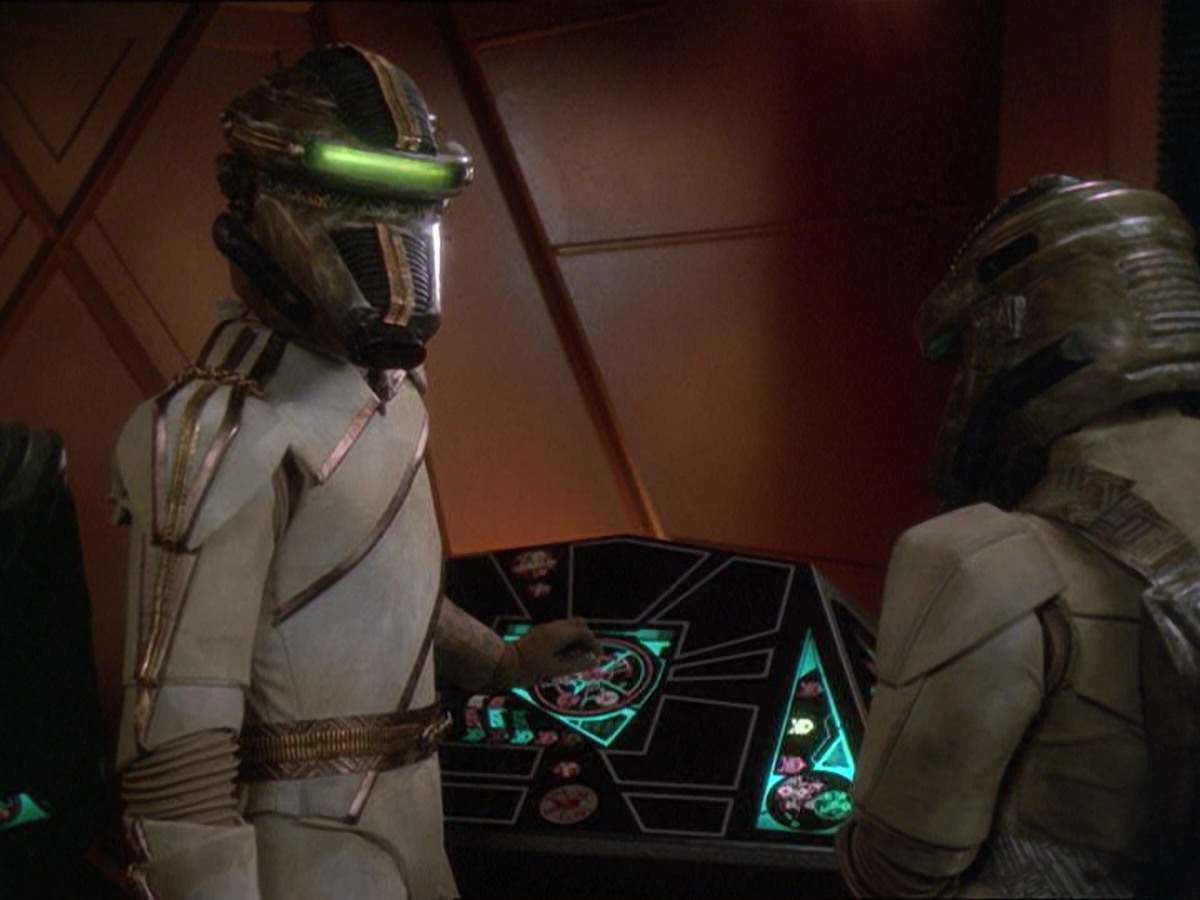 extant_StarTrek_DS9_7x19-StrangeBedfellows_1768.jpg