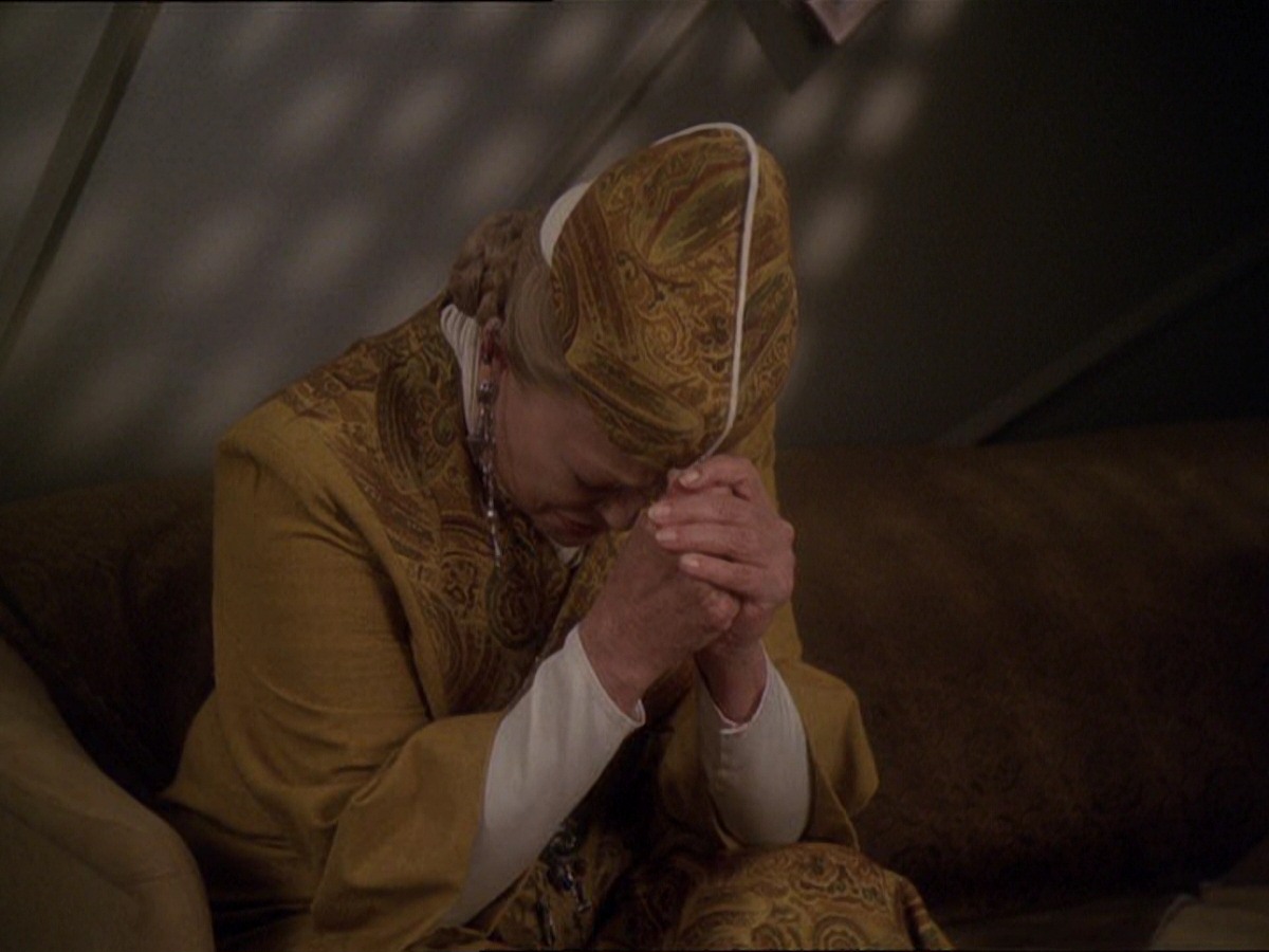 extant_StarTrek_DS9_7x19-StrangeBedfellows_2561.jpg