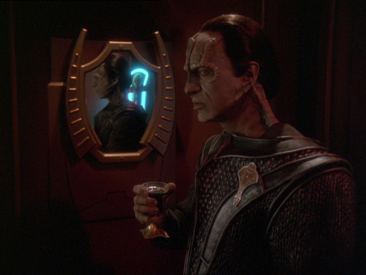 extant_StarTrek_DS9_7x19-StrangeBedfellows_2947.jpg