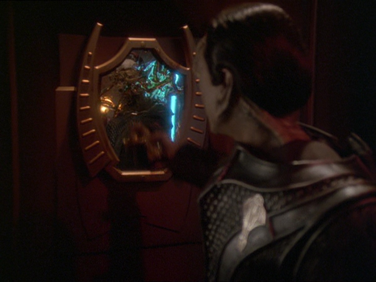 extant_StarTrek_DS9_7x19-StrangeBedfellows_2950.jpg