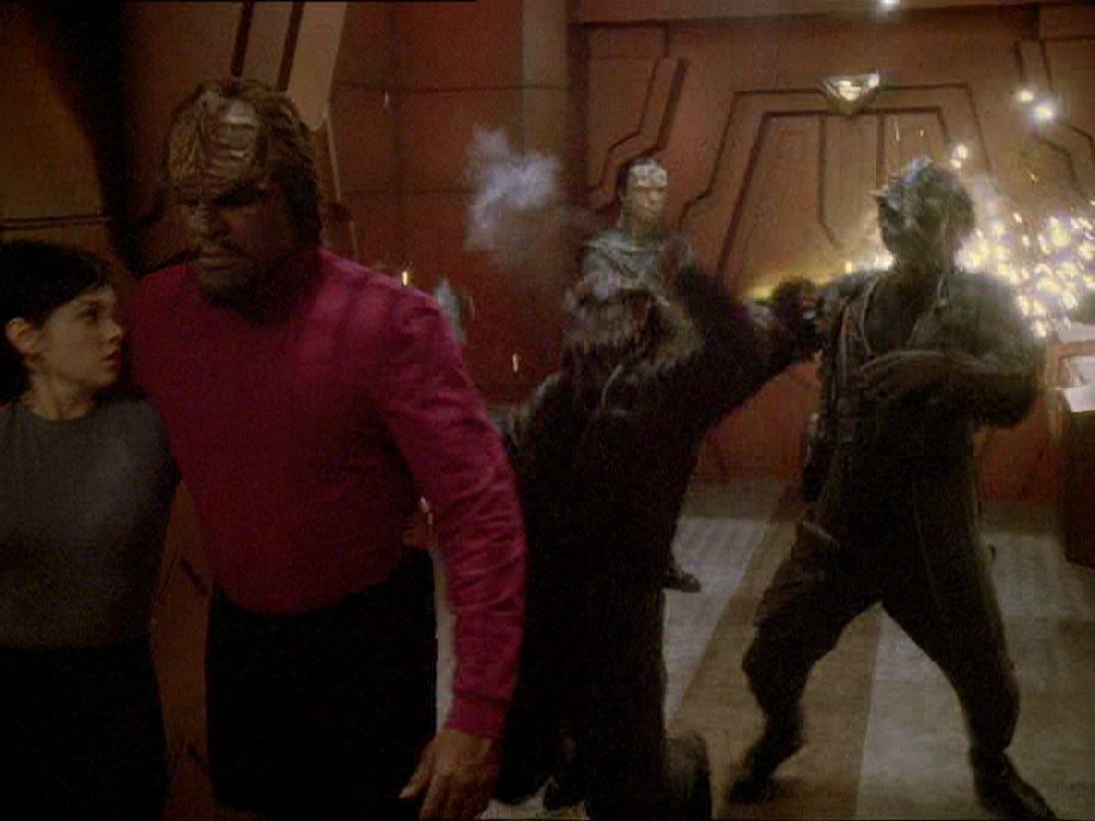 extant_StarTrek_DS9_7x19-StrangeBedfellows_3407.jpg