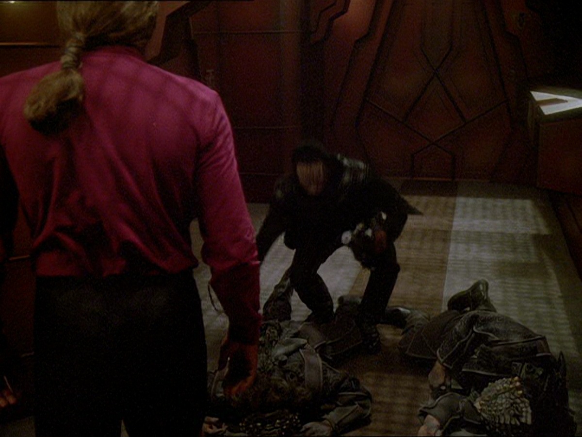extant_StarTrek_DS9_7x19-StrangeBedfellows_3413.jpg