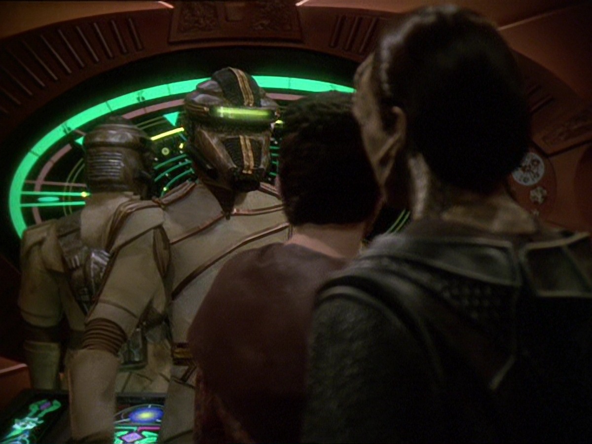 extant_StarTrek_DS9_7x19-StrangeBedfellows_3477.jpg