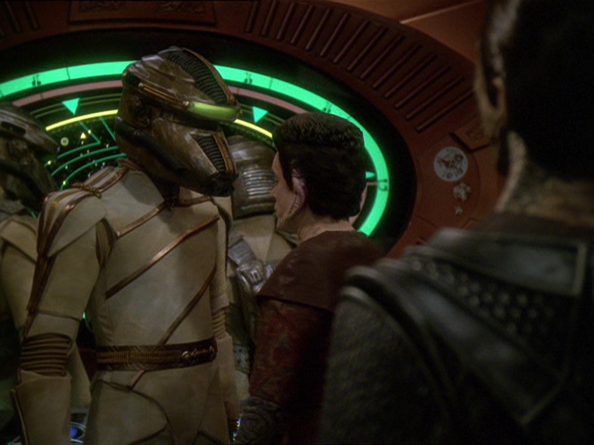 extant_StarTrek_DS9_7x19-StrangeBedfellows_3480.jpg