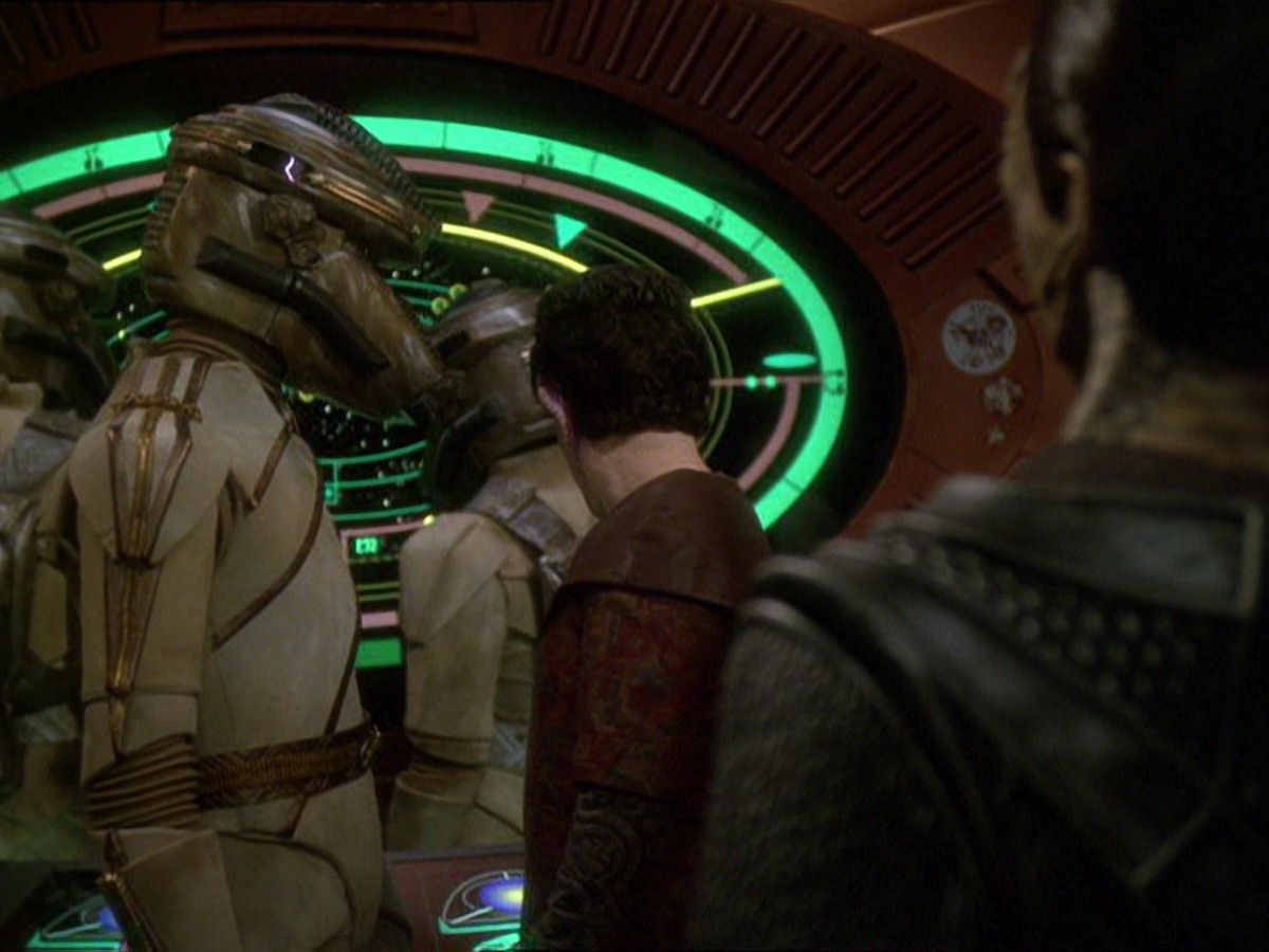 extant_StarTrek_DS9_7x19-StrangeBedfellows_3484.jpg