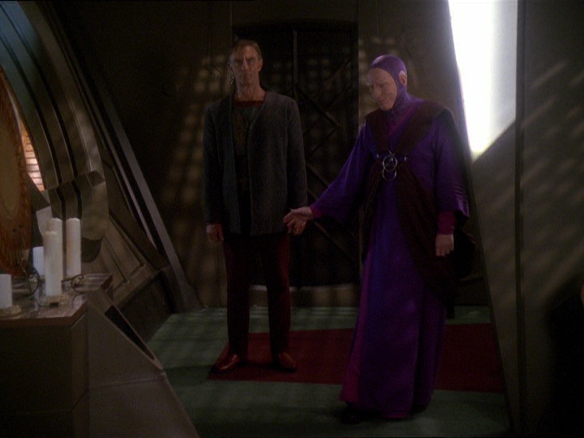 extant_StarTrek_DS9_7x19-StrangeBedfellows_3536.jpg