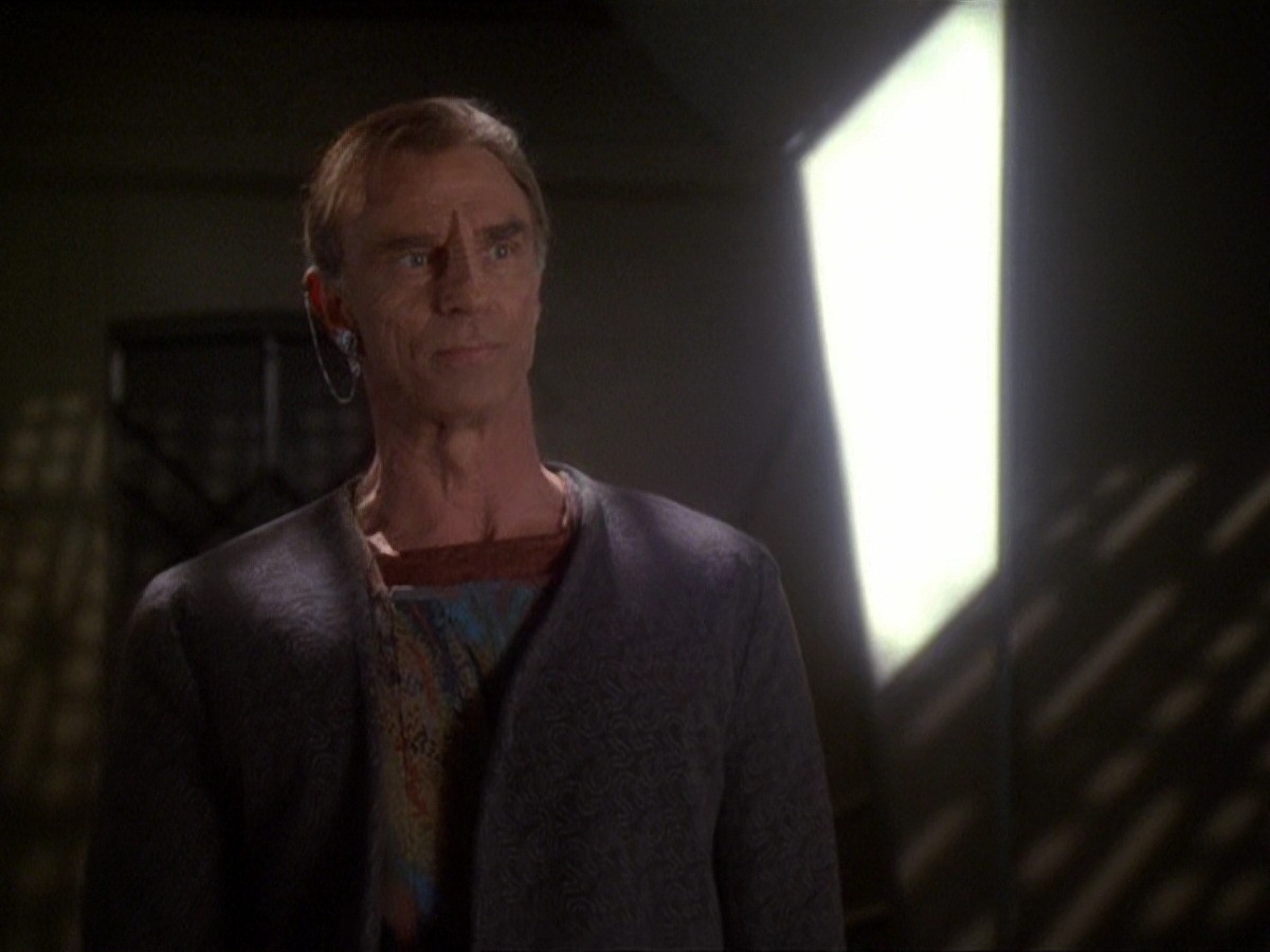 extant_StarTrek_DS9_7x19-StrangeBedfellows_3660.jpg