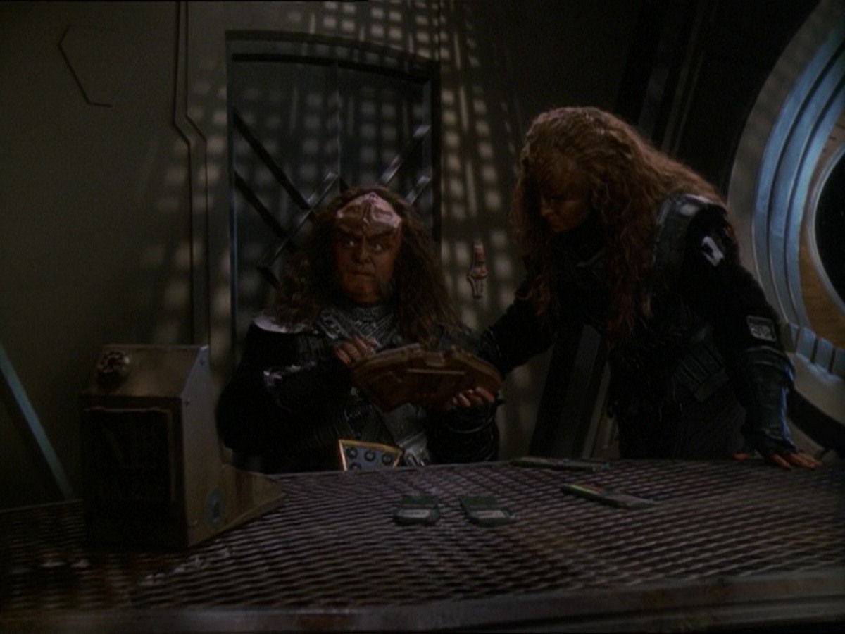 extant_StarTrek_DS9_7x21-WhenItRains_3340.jpg