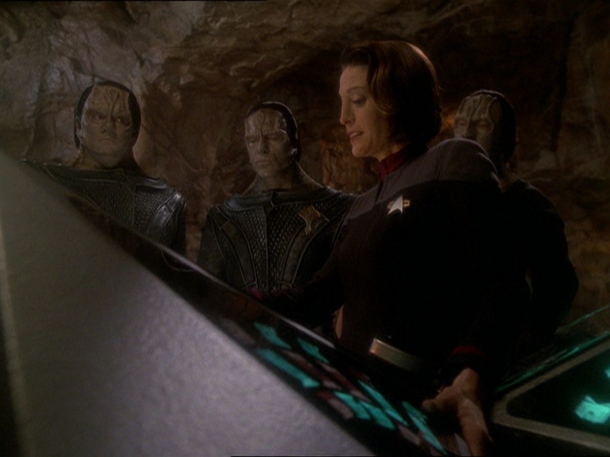 extant_StarTrek_DS9_7x22-TackingIntoTheWind_0023.jpg