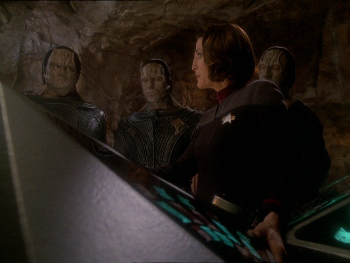 extant_StarTrek_DS9_7x22-TackingIntoTheWind_0024.jpg