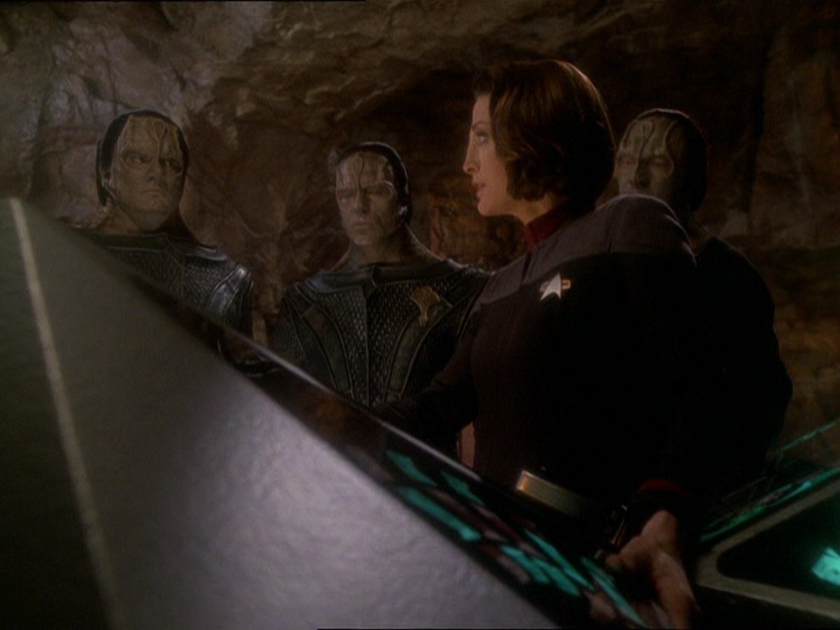 extant_StarTrek_DS9_7x22-TackingIntoTheWind_0025.jpg
